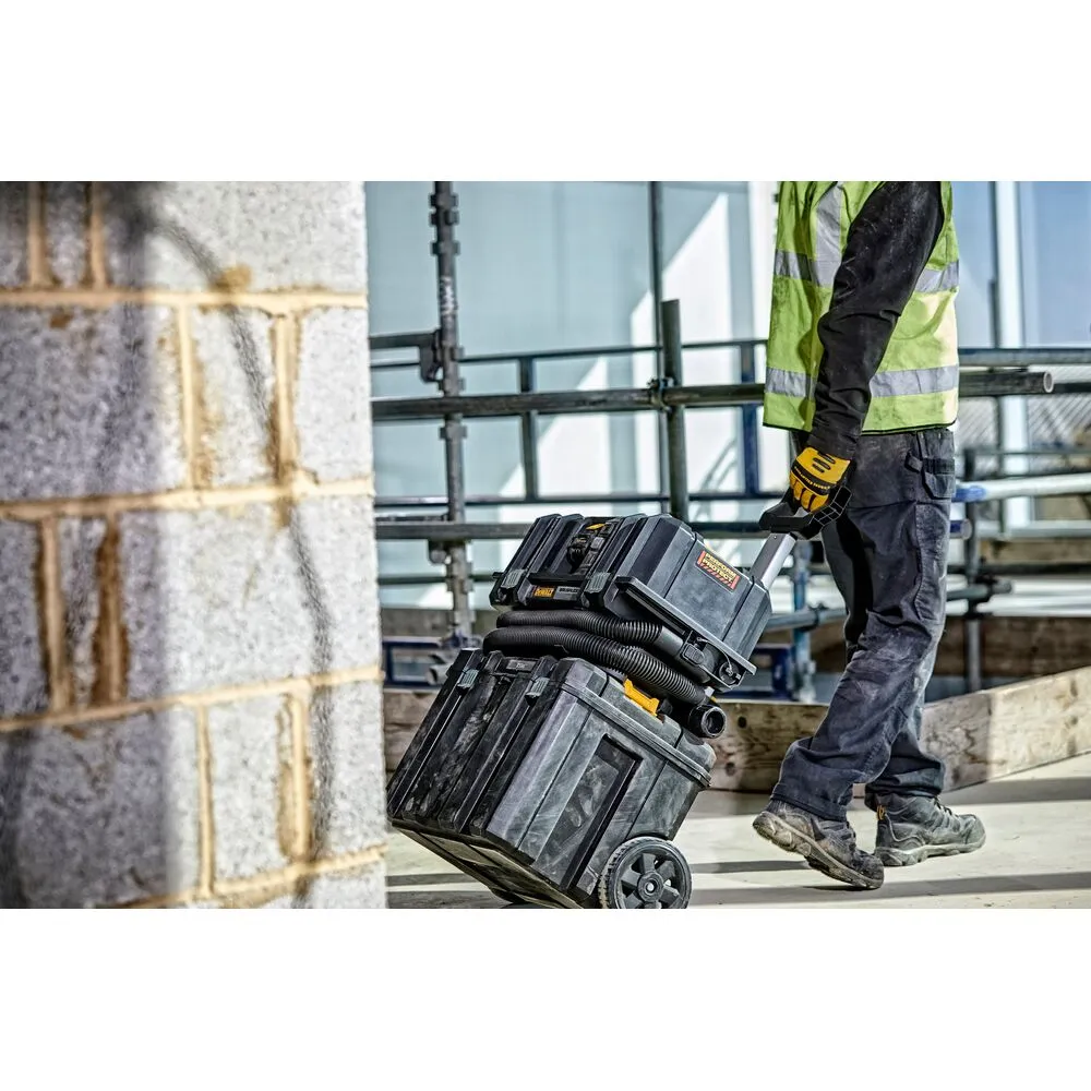 Pildil on ehitustöötaja, kes kasutab DeWalt akuga Flexvolt DCV586MT2 vee- ja tolmuimejat ehitusobjektil, puurides betooni.
