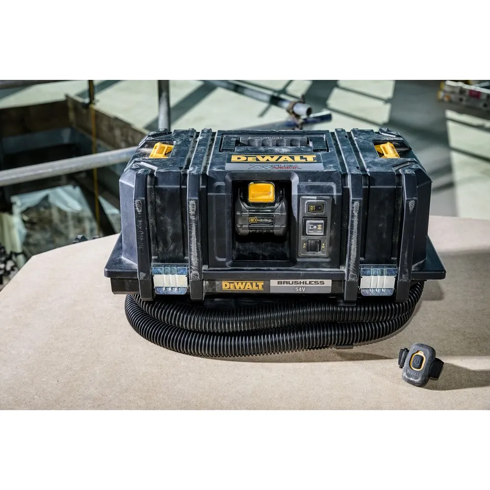 Pildil on näha DeWalt akuga vee- ja tolmuimeja Flexvolt DCV586MT2, mida kasutab ehitusplatsil töömees, kes teeb puurimistööd.