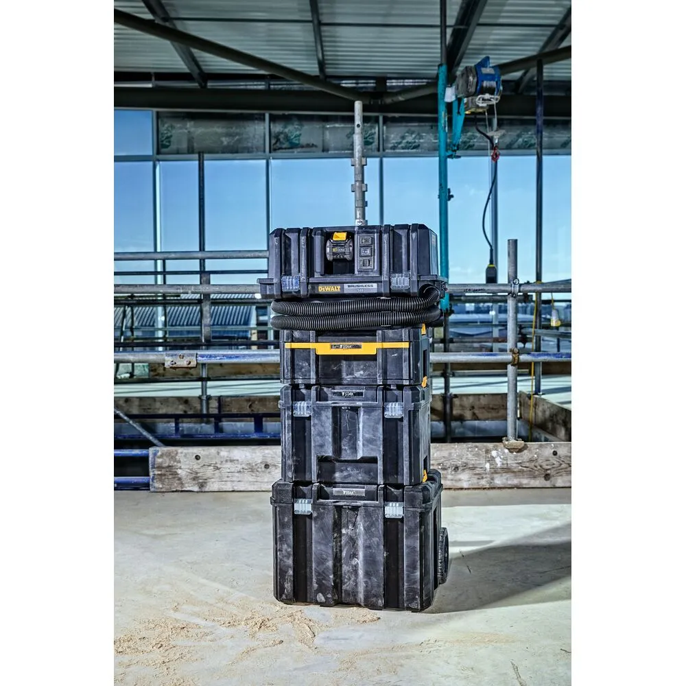 Pildil on DeWalt akuga vee- ja tolmuimeja Flexvolt DCV586MT2 koos muude tööriistakastidega ja ehitustöölistega.