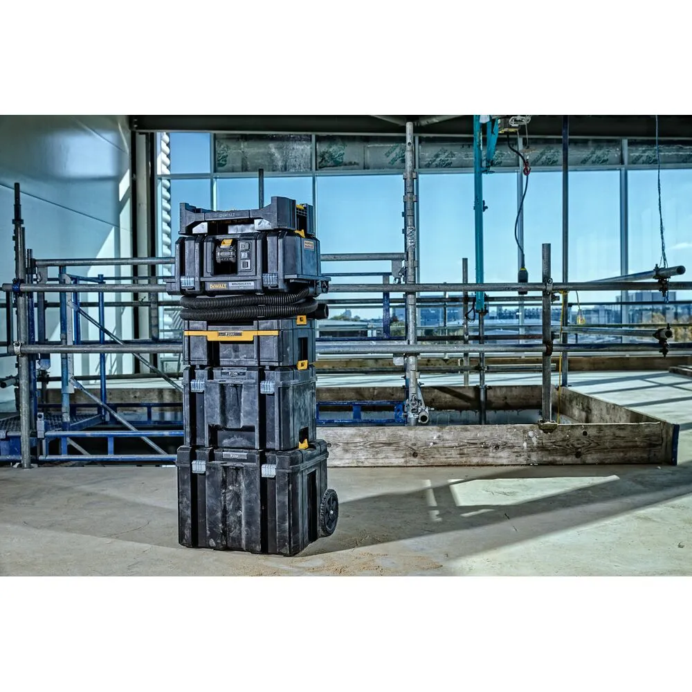 Pildil on mees, kes kasutab välitingimustes DeWalt akuga vee- ja tolmuimejat Flexvolt DCV586MT2.