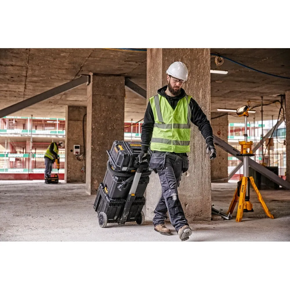 Pildil on näha DeWalt akuga vee- ja tolmuimeja, mida kasutab töödeldud tootmisruumis töömees.