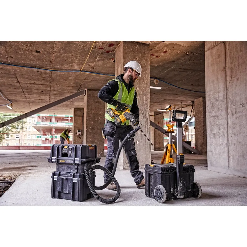 Pildil on DeWalt akuga vee- ja tolmuimeja Flexvolt DCV586MT2, millega kasutaja demonstreerib tööriista võimekust...