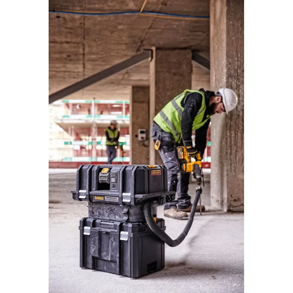 Pildil on DeWalt akuga vee- ja tolmuimeja Flexvolt DCV586MT2, mis on paigutatud ehitusplatsile tellingute ja puitvormide...