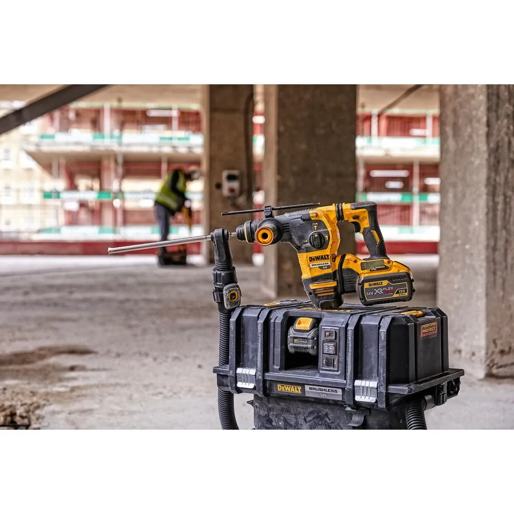 Pildil on kujutatud DeWalt akuga vee- ja tolmuimeja Flexvolt DCV586MT2 koos vooliku ja otsikuga.