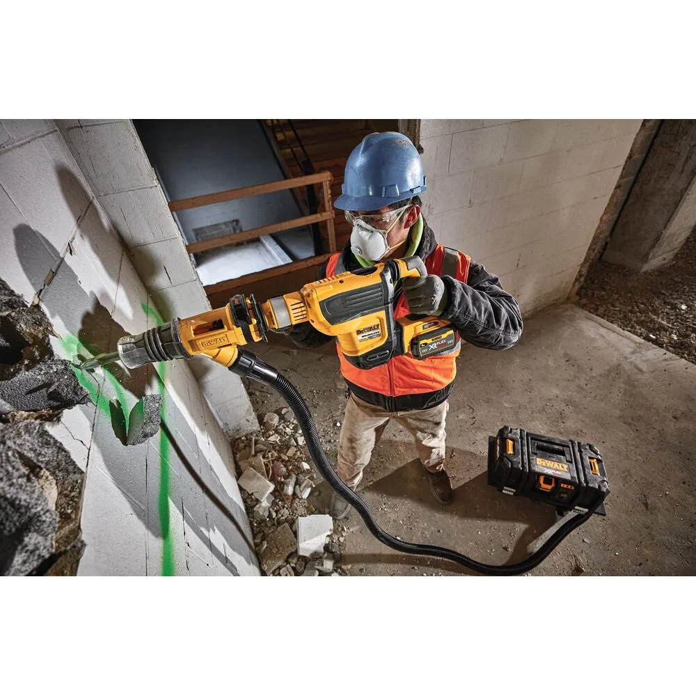 Pildil on mees ehitusplatsil kasutamas DeWalt akuga vee- ja tolmuimejat Flexvolt DCV586MT2.