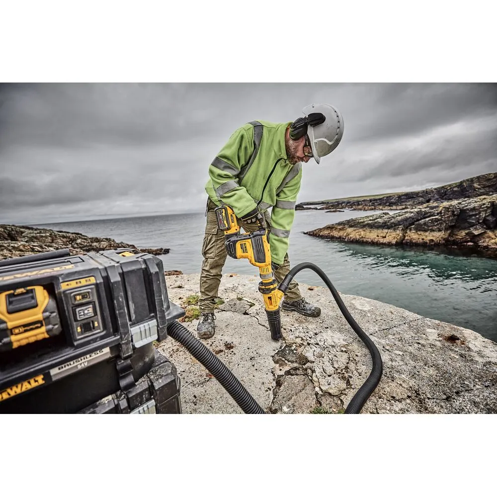 Pildil on DeWalt akuga vee- ja tolmuimeja Flexvolt DCV586MT2, mida kasutab ehitustöötaja.