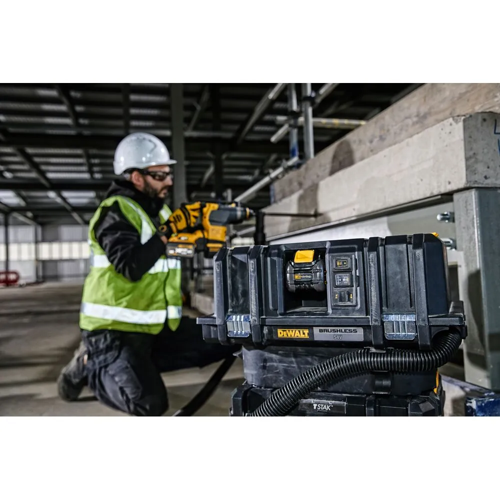 Pildil on DeWalt akuga vee- ja tolmuimeja Flexvolt DCV586MT2 koos ehitustööliste ja ehitusplatsi taustaga.