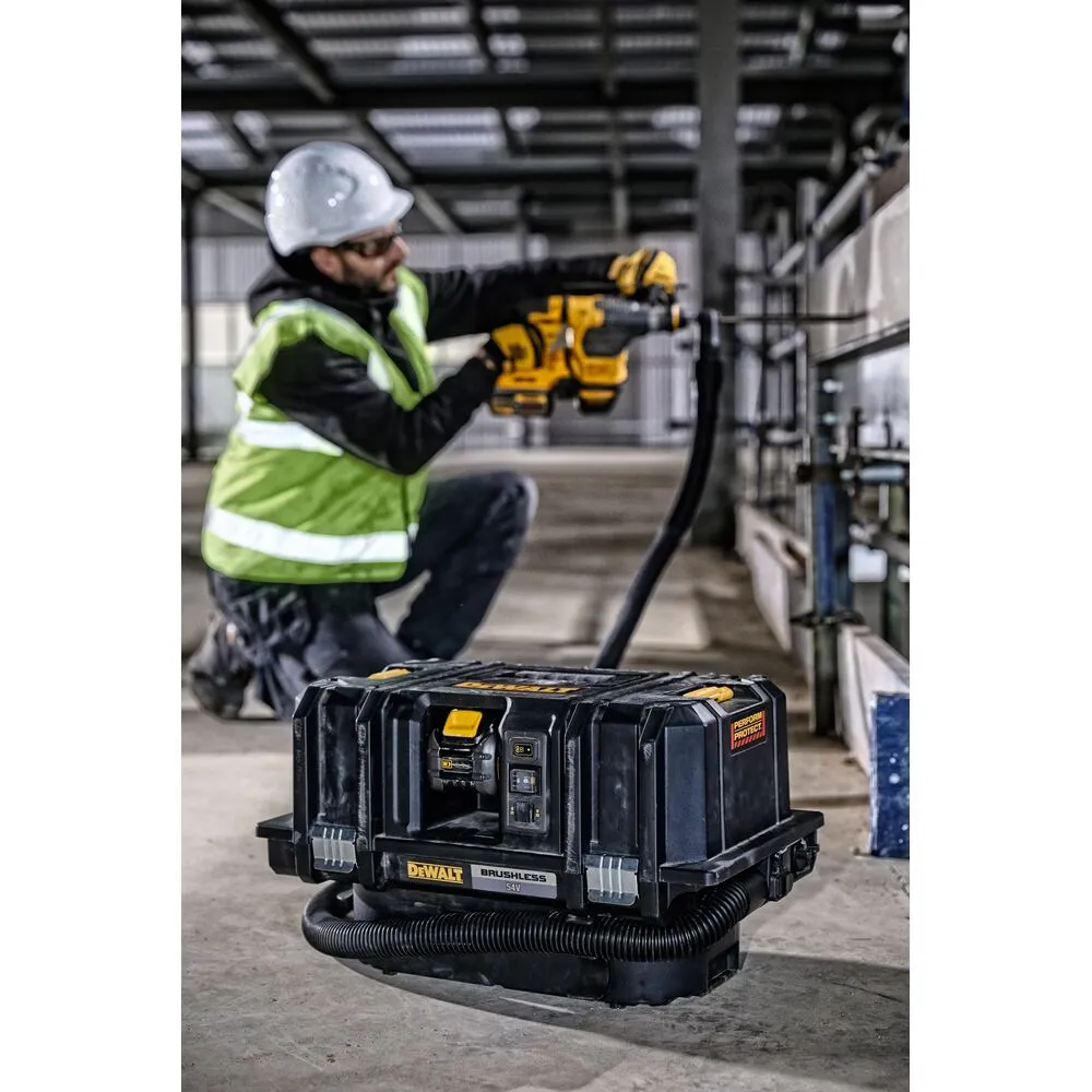 Pildil näeme käega DeWalt akuga vee- ja tolmuimeja Flexvolt DCV586MT2 juhtpaneeli, kus kasutaja vajutab nuppu.