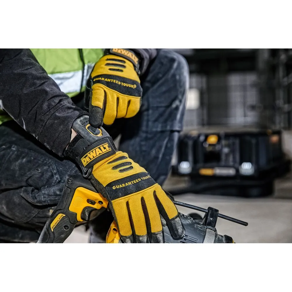 Pildil on näha töötaja, kes hoiab DeWalt akuga vee- ja tolmuimejat Flexvolt DCV586MT2.