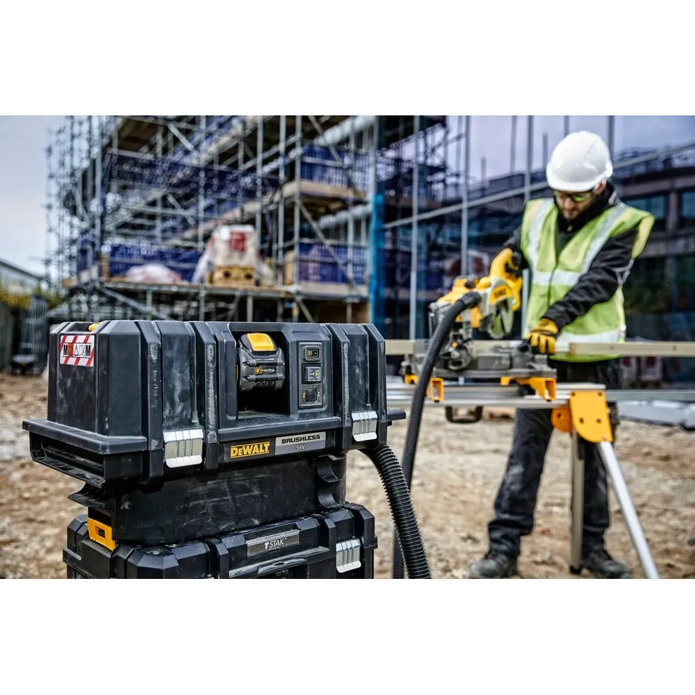Pildil on kujutatud DeWalt akuga vee- ja tolmuimejat Flexvolt DCV586MT2, mida kasutaja paigutab kuhja.