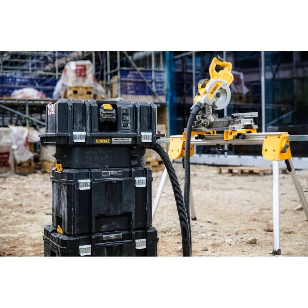 Pildil on näha DeWalt akuga vee- ja tolmuimeja Flexvolt DCV586MT2, mida kasutab töömees ehitusplatsil.