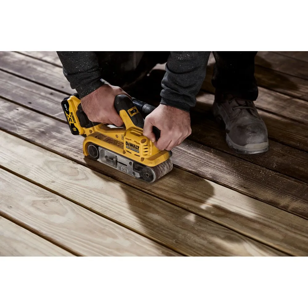 Pildil näeb meest kasutamas DeWalt akulintlihvija DCW220P2-te puitpinna lihvimiseks.