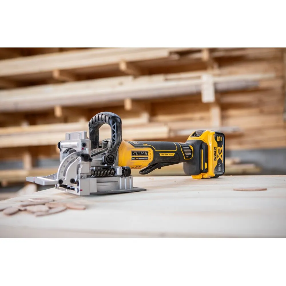DeWalt akumoltuva frēze DCW682N, bez akumulatora un lādētāja