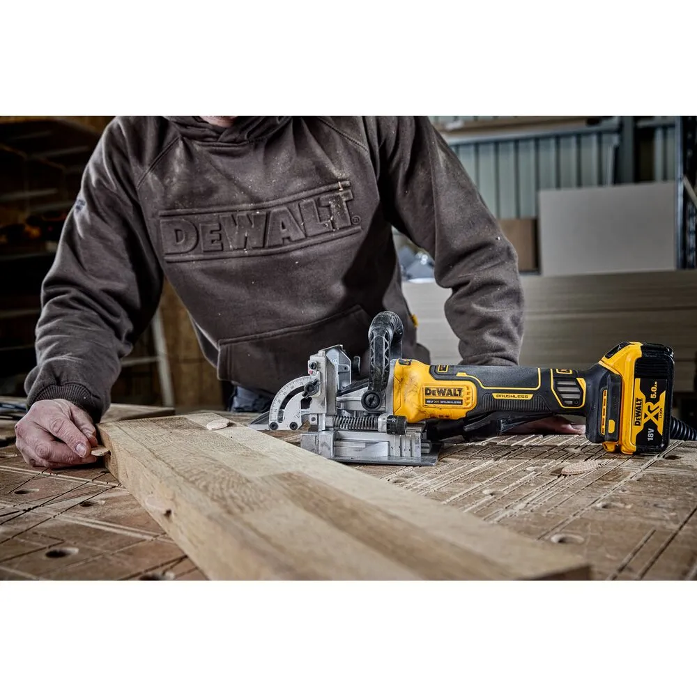Akumuliatorinis frezeris DeWalt DCW682P2