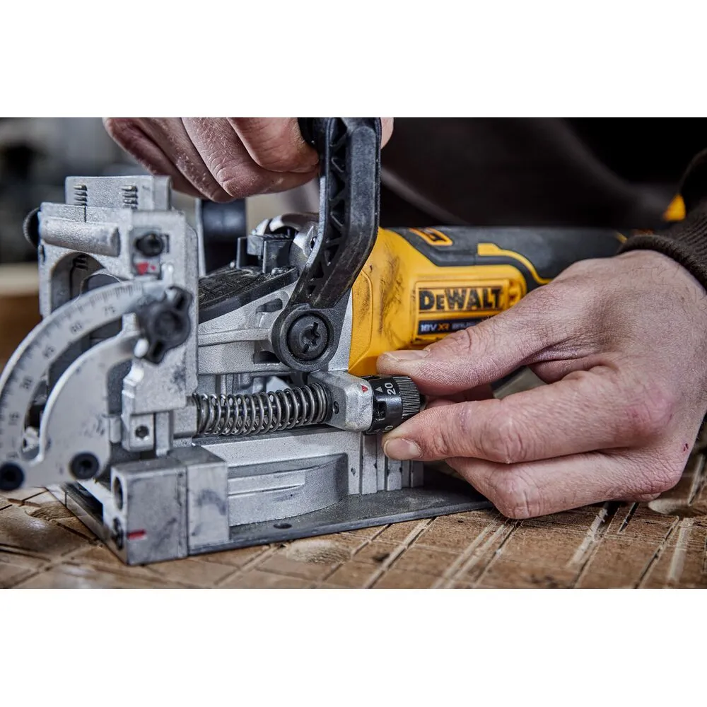Akumuliatorinis frezeris DeWalt DCW682P2