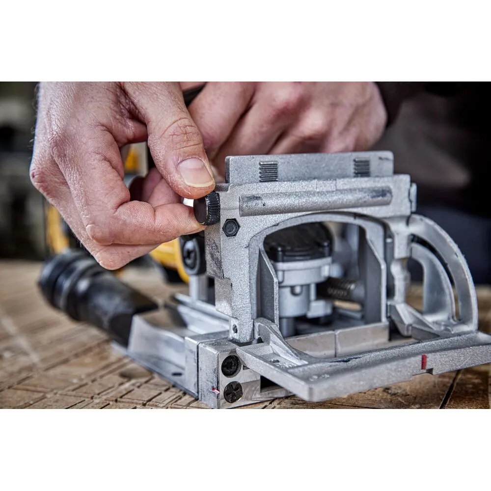 Akumuliatorinis frezeris DeWalt DCW682P2
