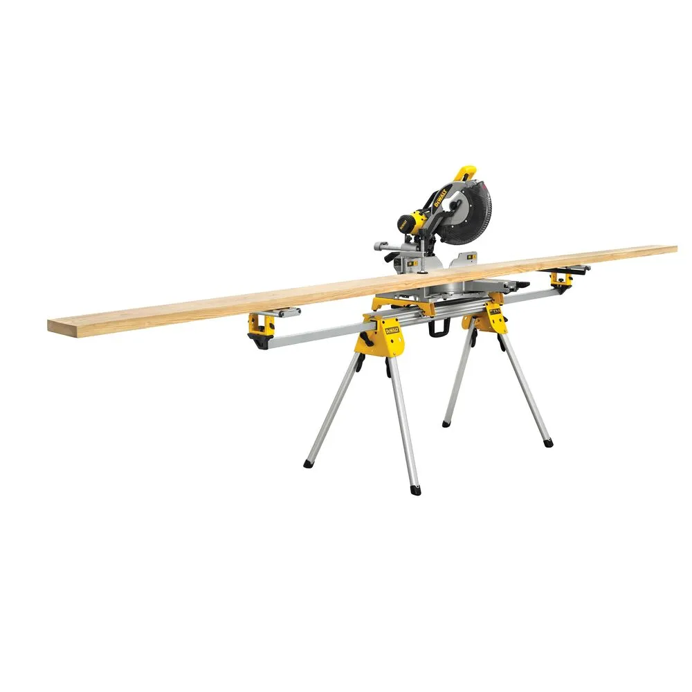 Pildil on näha DeWalt saealus DE7033 koos täispika puittahvli ja tikksaega.