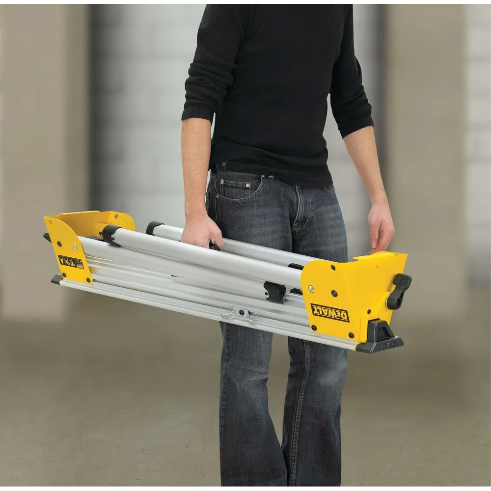 Pildil on inimene, kes hoiab kokku klapitud DeWalt DE7033 saealust.