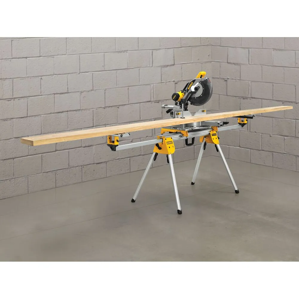 Pildil on näha DeWalt saealus DE7033, millel on pikk puitlaastplaat ja telliskivisein taustal.