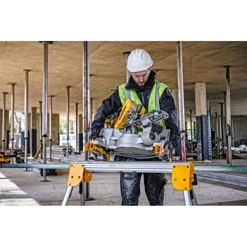 Pildil on ehitustöötaja, kes hoiab Dewalt saealust DE7033.