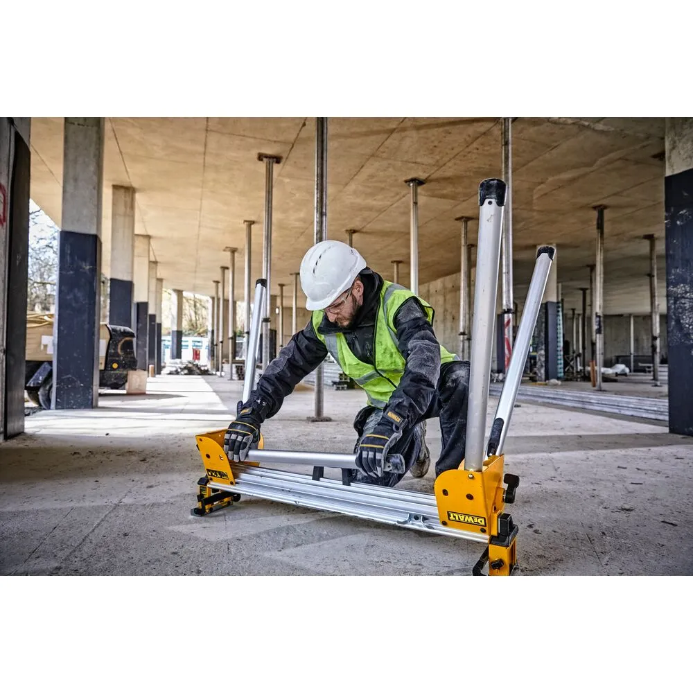 Pildil on näha ehitustööline, kes paigaldab DeWalt saealust DE7033 ehitusplatsil.