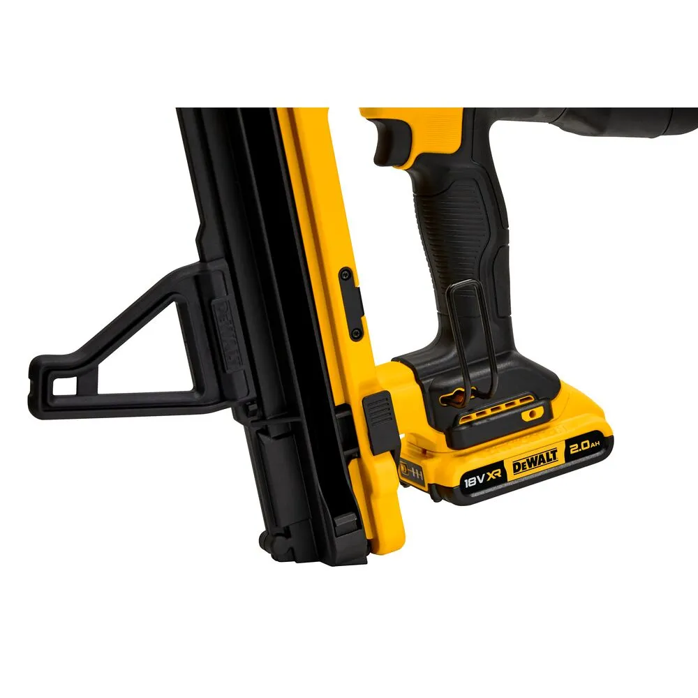 Pildil on näha osa kollast ja musta värvi DeWalt gaasiga akunaelapüstolist DGN845D1, mille küljes on aku.