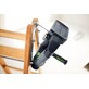Pildil on näha Festool akupuurvasar KHC-S 18, mis on riputatud puust konstruktsiooni külge.
