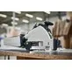 Pildil on Festool akusukelsaag TSC 55 KSEB-Basic-FS, mis on asetatud töölauale ja valmis lõikamiseks.