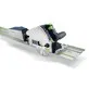 Pildil on Festool akusukelsaag TSC 55 KSEB-Basic-FS, mis on nähtav koos juhtsiiniga, saekettaga ja tolmukogujaga.