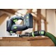 Pildil on näha Festool akutikksaag PSBC 500 EB-Basic Set, mille külge on ühendatud tolmuimeja voolik.