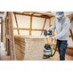 Pildil näed meest kasutamas Festool akutikksaagi PSBC 500 EB, et lõigata materjali puidust vahelagedega ruumis, kus...