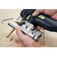Pildil on näha, kuidas inimene paigaldab Festool akutikksaag PSC 500 EB-Basic Setile saelehte.