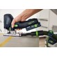 Pildil on kujutatud Festool akutikksaag PSC 500 EB-Basic, mis on ühendatud tolmukogumissüsteemiga, samal ajal kui inimene...