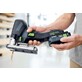 Pildil näed Festool akutikksaagi PSC 500 EB-Basic Set, mida inimene hoiab käes.