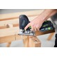 Pildil näeb Festool PSC 500 EB-Basic akutikksaagi kasutamist, millega saetakse puitu.