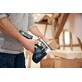 Pildil on näha, kuidas inimene kasutab tööriista Festool akutikksaag PSC 500 EB-Basic Set puidu saagimiseks.