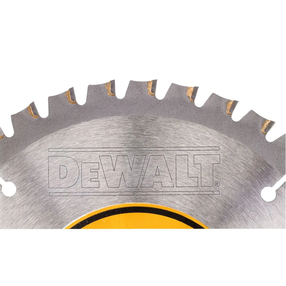 Pildil on näha DeWalt saeketas alumiiniumile, millele on märgitud kaubamärk "DEWALT".