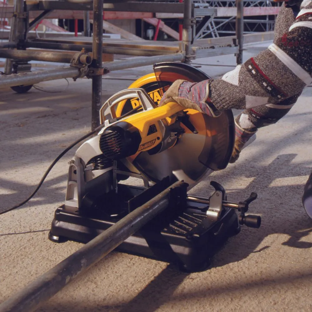 Pildil on näha DeWalt metallilõikur roostevabast terasest lõikamiseks.