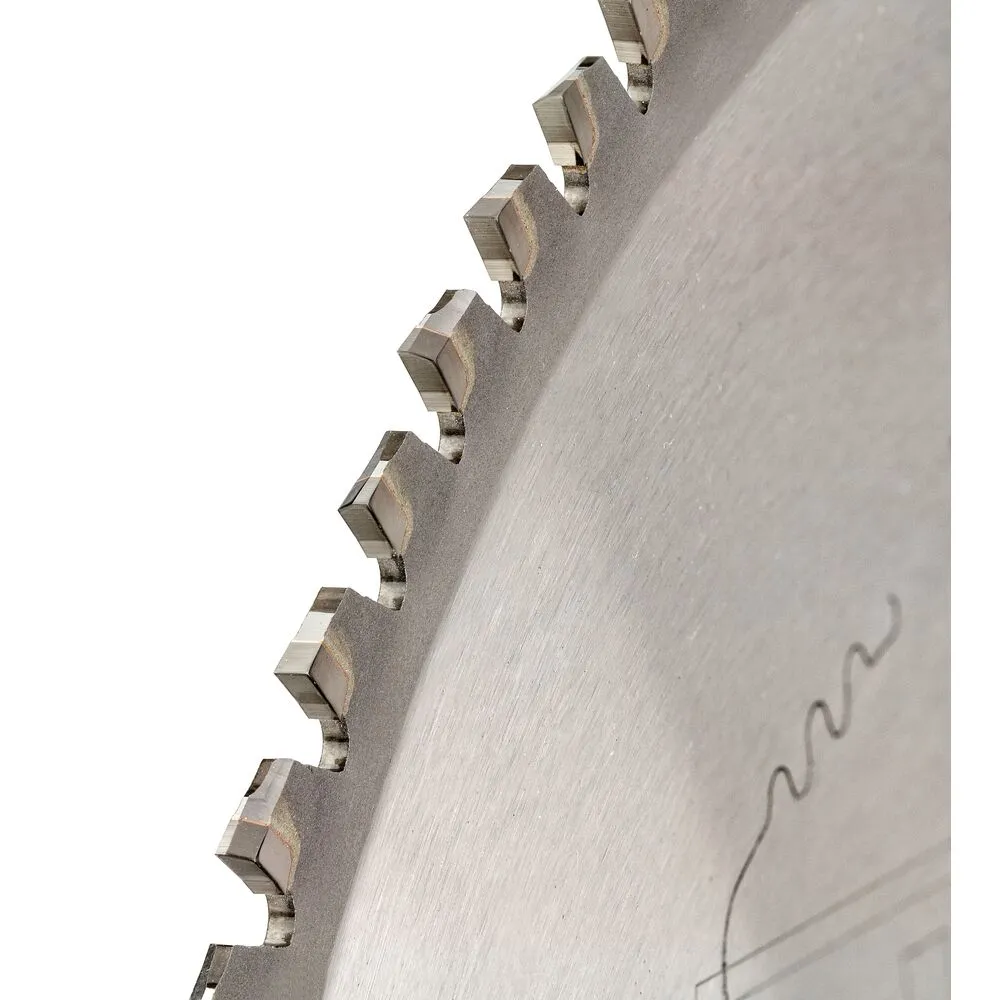 See pilt kujutab DeWalt 355 x 25,4 mm saeketast roostevabale metallile, mille teravad hambad on selgelt näha.