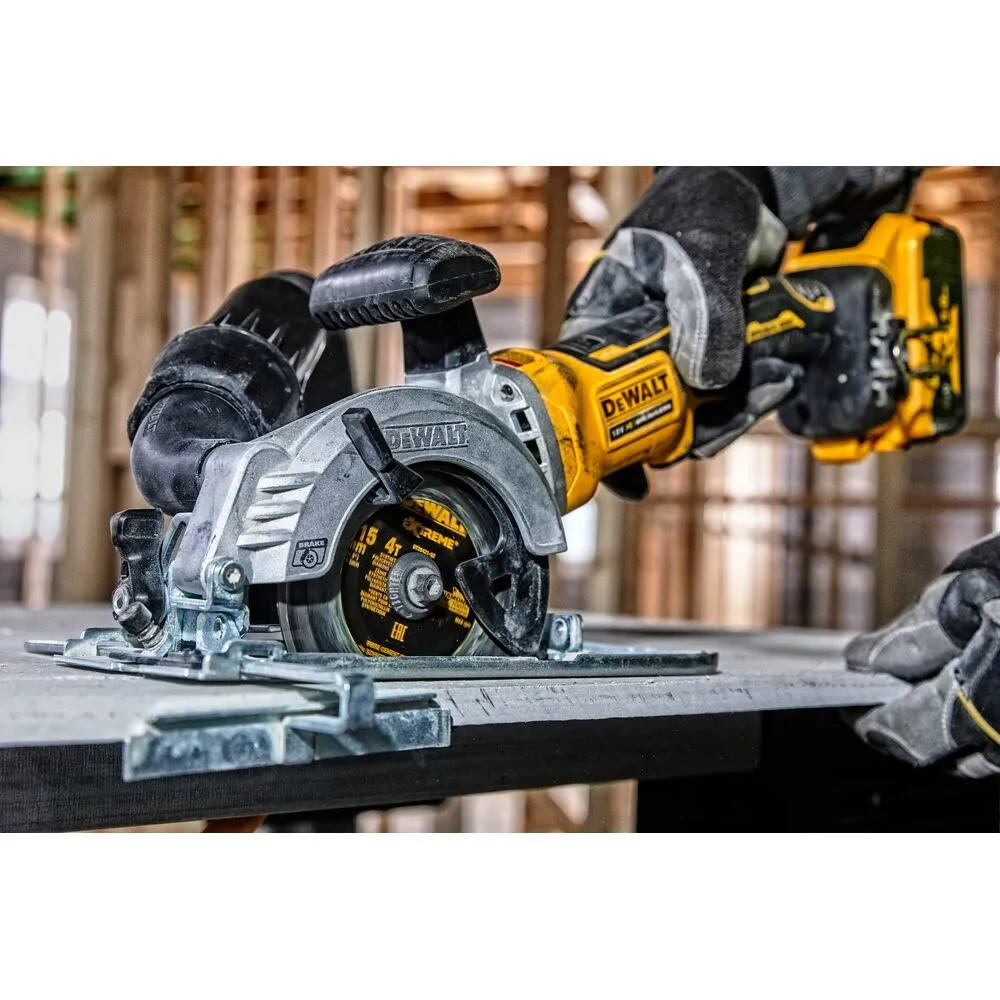 Pildil on näha DeWalt Extreme saeketta kasutamist, samal ajal kui tööriista hoitakse käes ehitusplatsil.