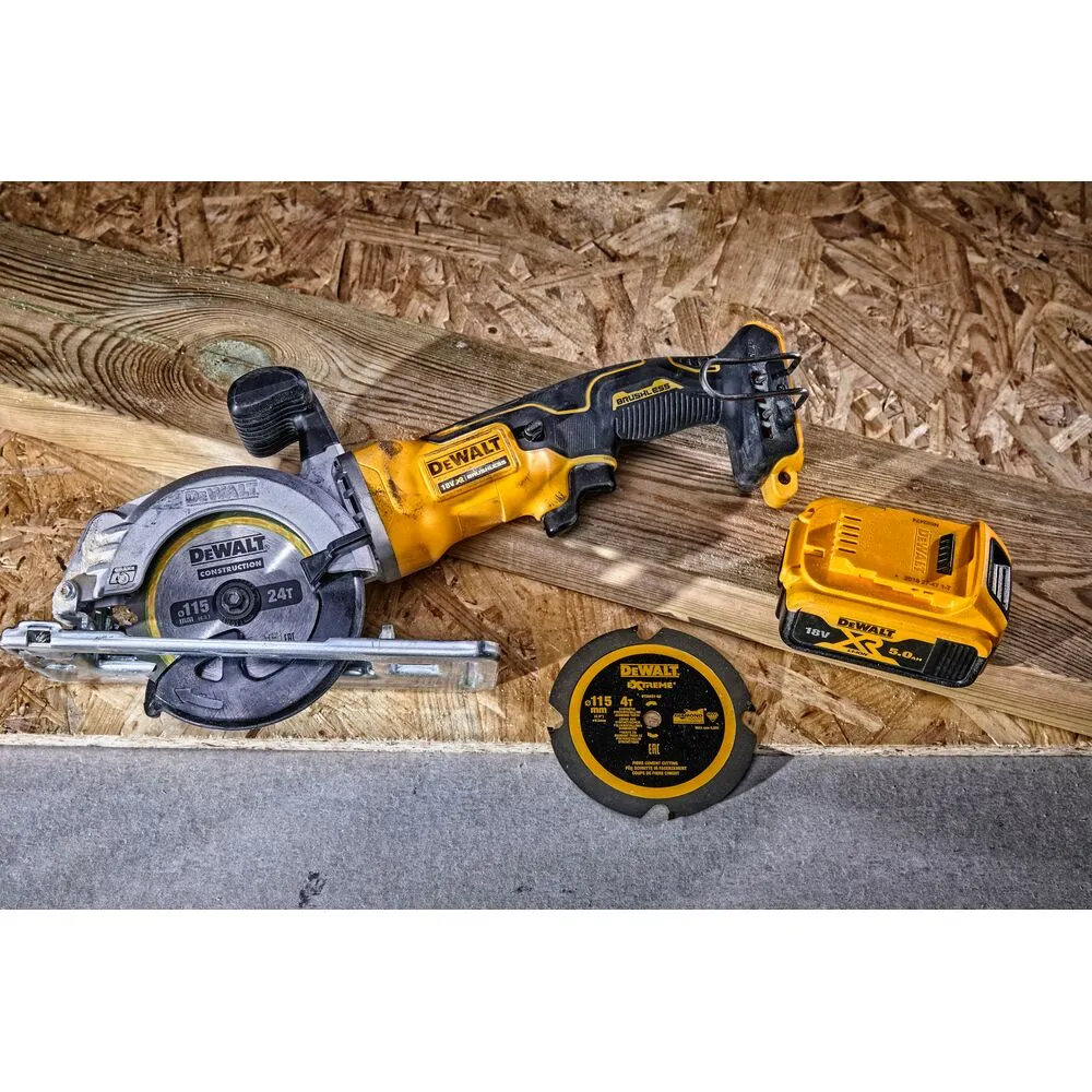 Pildil on näha DeWalt Extreme 115 x 9,5 mm CSB 4T saeketas koos DeWalti akusaega ja akuga.