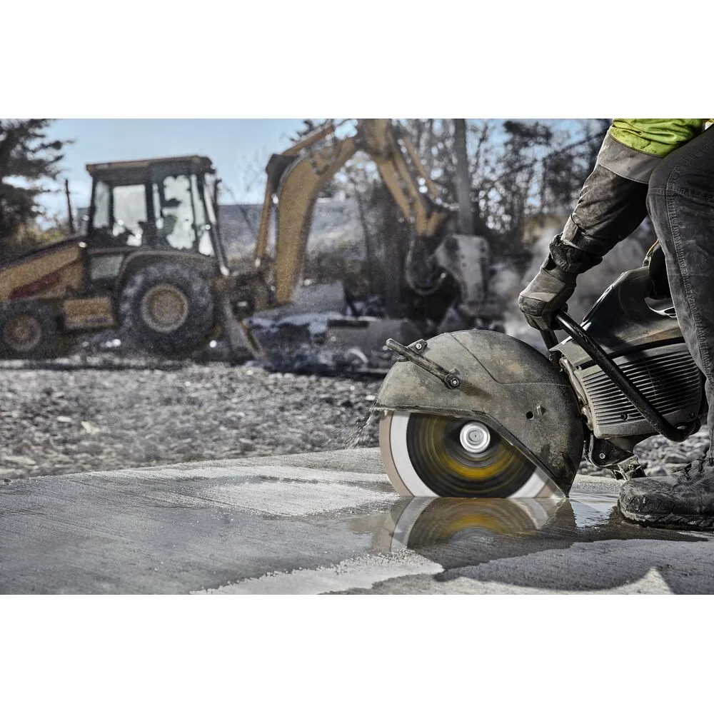 Pildil on näha DeWalt teemantlõikeketas Elite 230 mm, mida kasutatakse betooni lõikamiseks ehitusplatsil, kus taustal...
