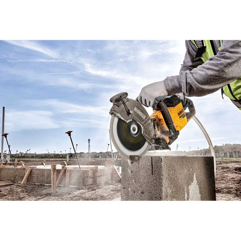 Pildil on näha DeWalt teemantlõikeketas Elite 230 mm, mida kasutatakse telliste lõikamiseks ehitusplatsil.