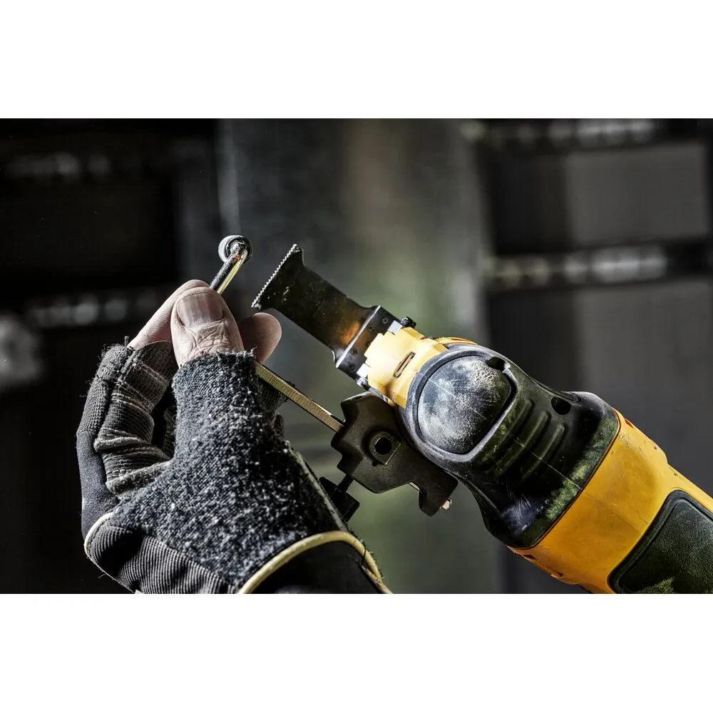 Pildil on näha DeWalt universaallõikuri tera Bi-Metal 30 x 43 mm, mida hoitakse käes, et seda kasutama hakata.