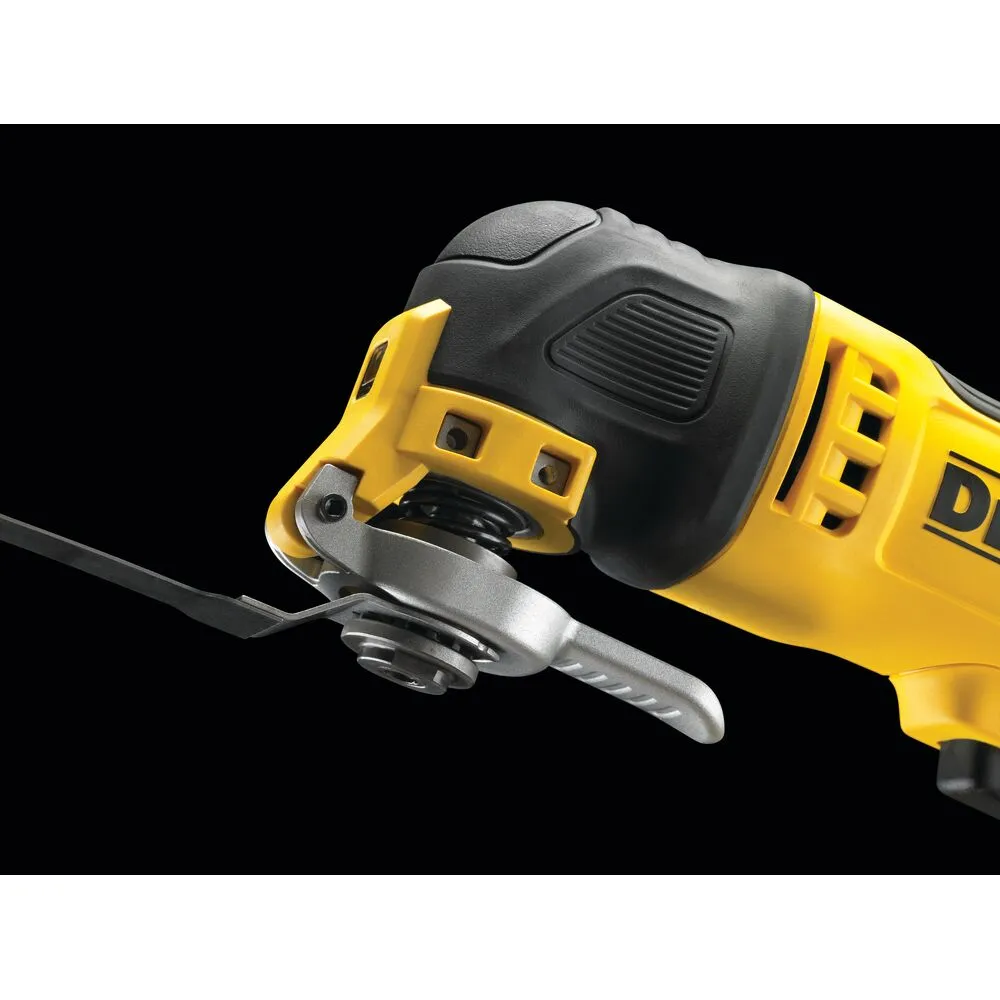 Pildil on näha DeWalt universaallõikuri must-kollane korpus ja selle külge kinnitatud metallist tera.