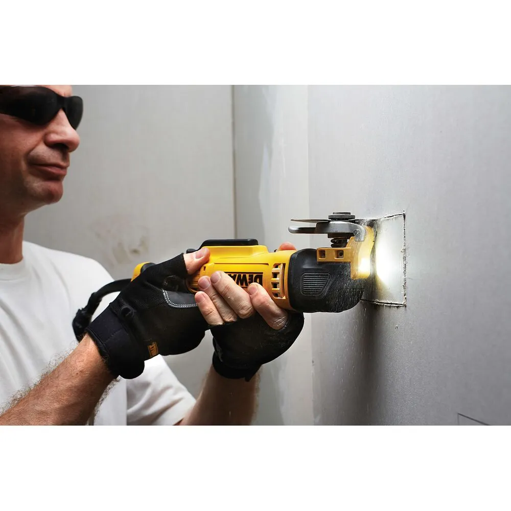 Pildil näeb meest, kes kasutab DeWalt universaallõikuri tera 100 mm, et lõigata kipsplaati.