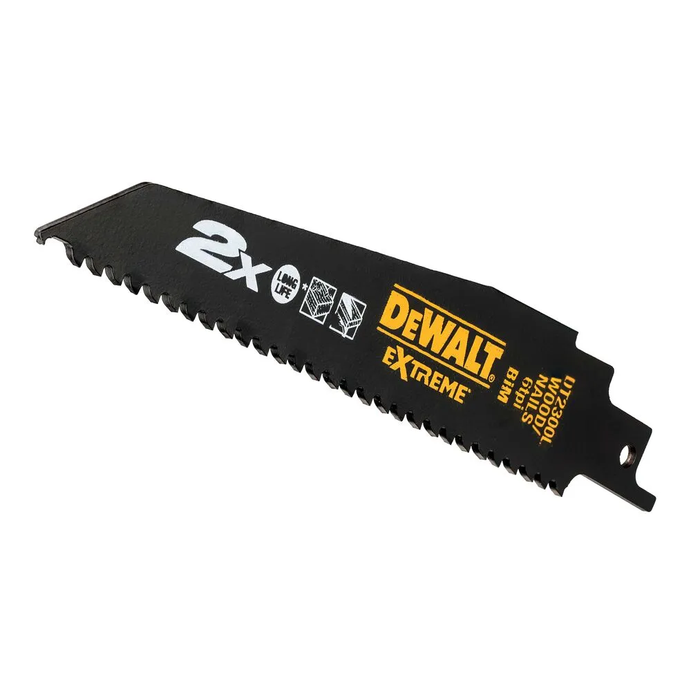 Pildil on näha üks must "DeWalt Extreme" otssaeterast, mis on mõeldud puu ja naelte lõikamiseks.