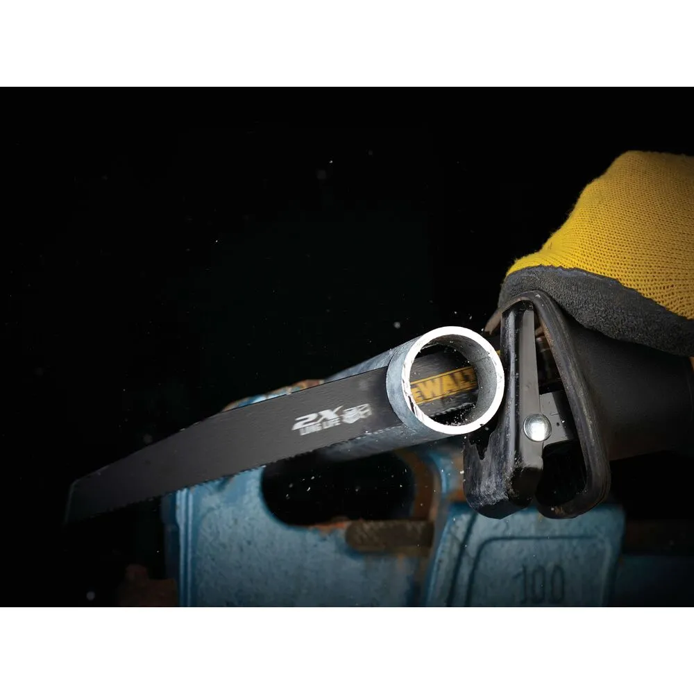Pildil on näha DeWalt EXTREME otssaeterad, mida kasutatakse metalltoru lõikamiseks.