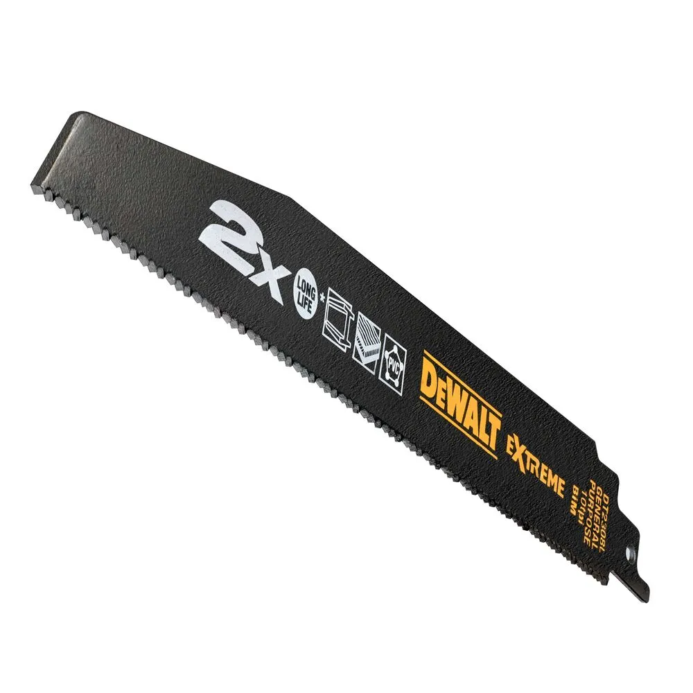 Pildil on näha üks must-kollane DeWalt EXTREME otssaeterade komplekti kuuluv saetera.