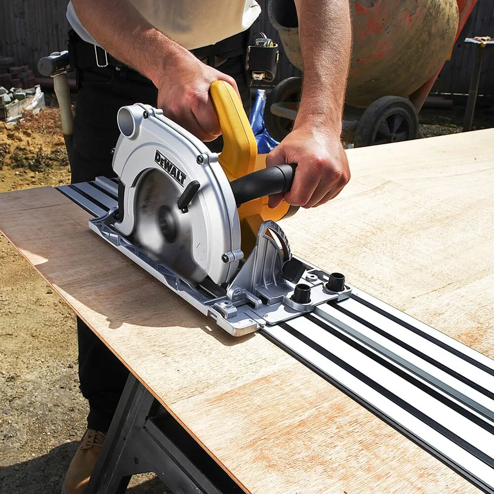 Pildil on näha mees, kes kasutab DeWalt saeketas 190 x 30 mm TCG 48T, et lõigata puitplaati.